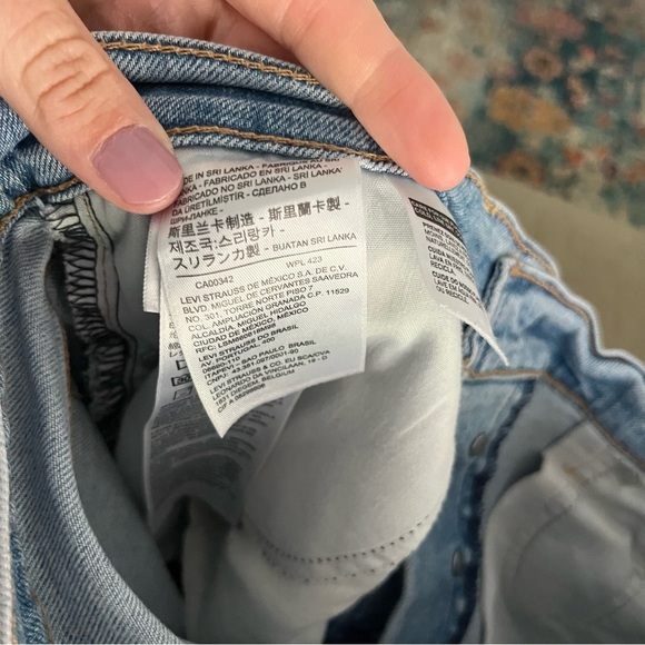 Levi's Jeans Women's 31 Wedgie Straight Knee Hole Light Wash Button Fly - Picture 7 of 8